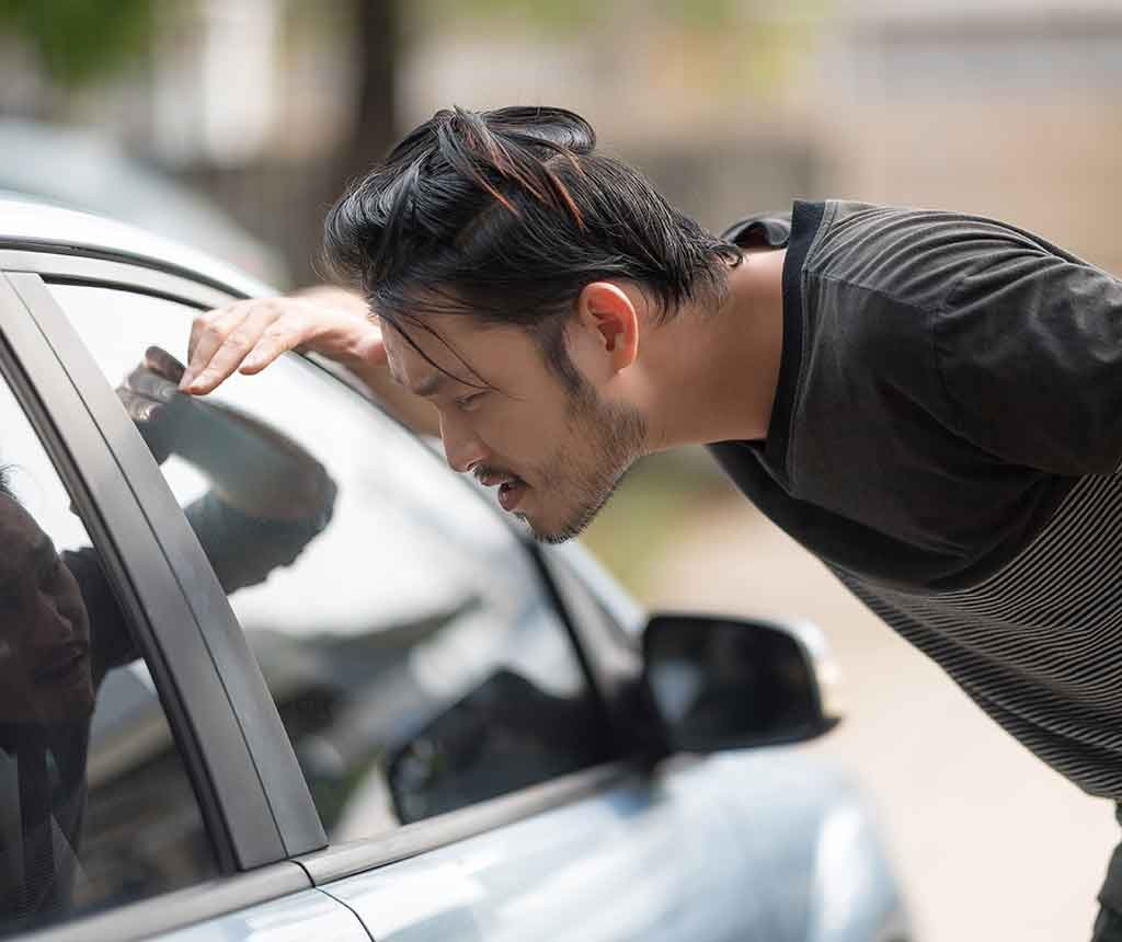 車の鍵を閉じ込めた男性