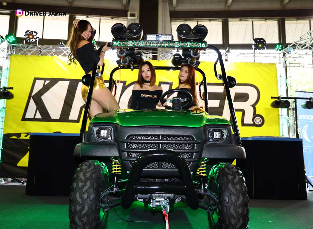 DRIVER JAPAN GIRLSとKICERブースの車両