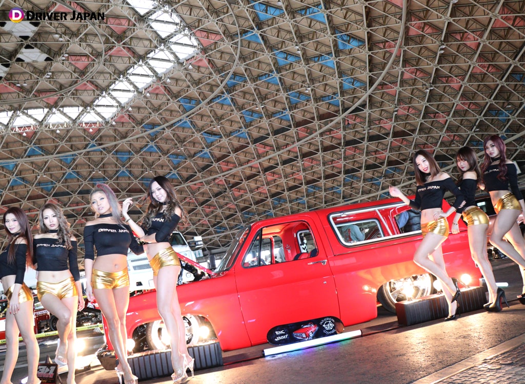 クロスファイブで展示車両と撮影中のDJガールズ