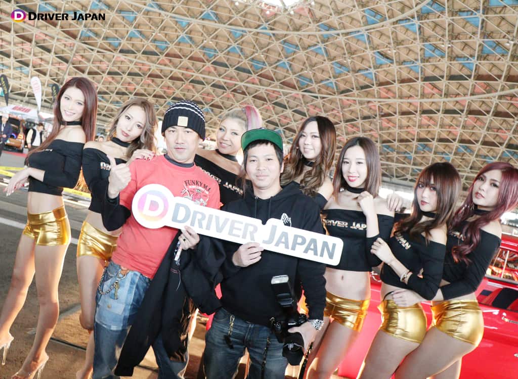 DRIVER JAPAN GIRLSと展示車両オーナーとの記念撮影
