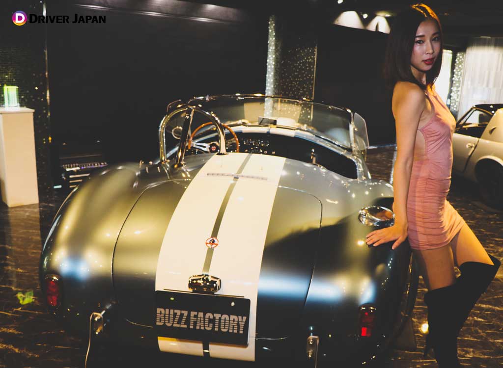 シェルビーコブラのバックとAZUSA