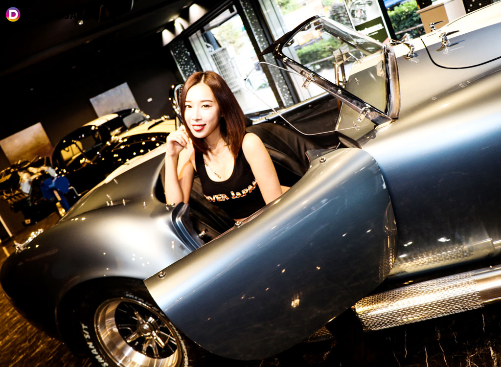 シェルビーコブラの助手席に座るAZUSA