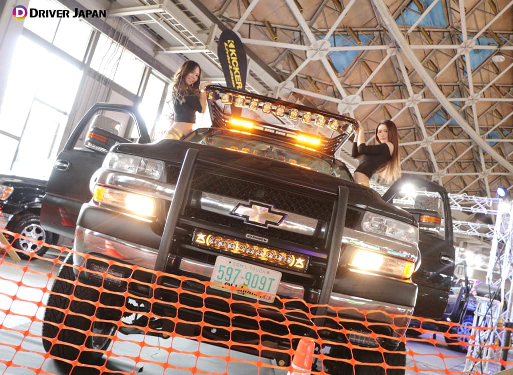 KICKERブースの展示車両に乗るYUUとCHIHIRO