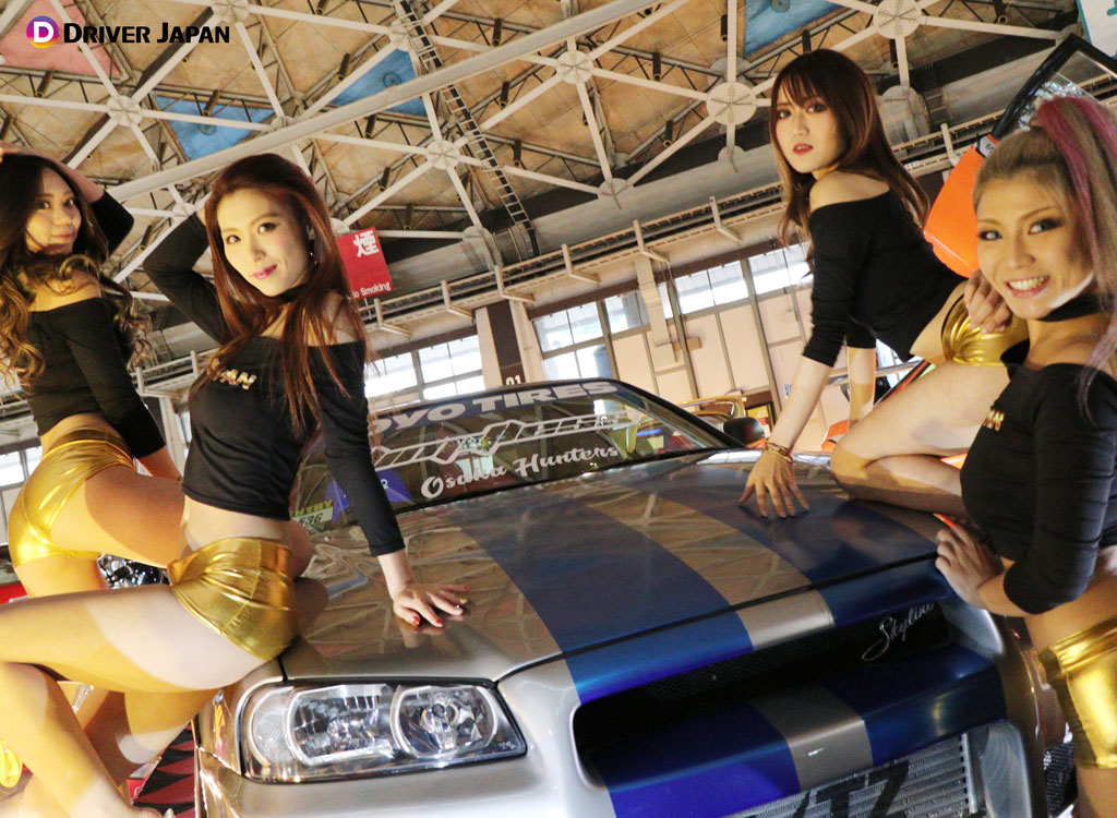 クロスファイブ展示車両とDRIVER JAPAN GIRLSのCHIHIROとKANAMI