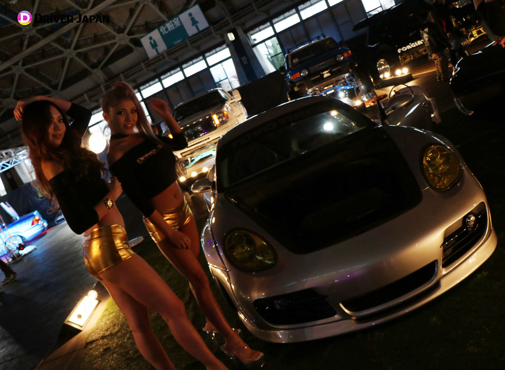 クロスファイブ展示車両とDRIVER JAPAN GIRLSの２人が車両立ち