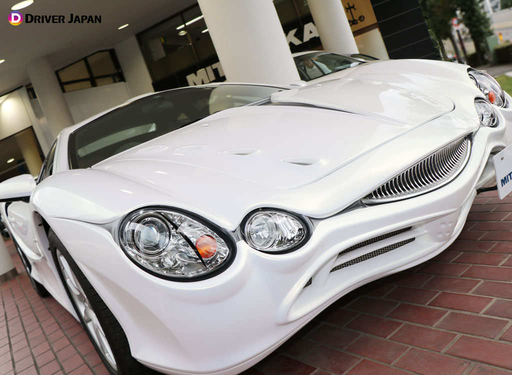 光岡自動車東京ショールームに展示された『オロチ』フロントからの撮影