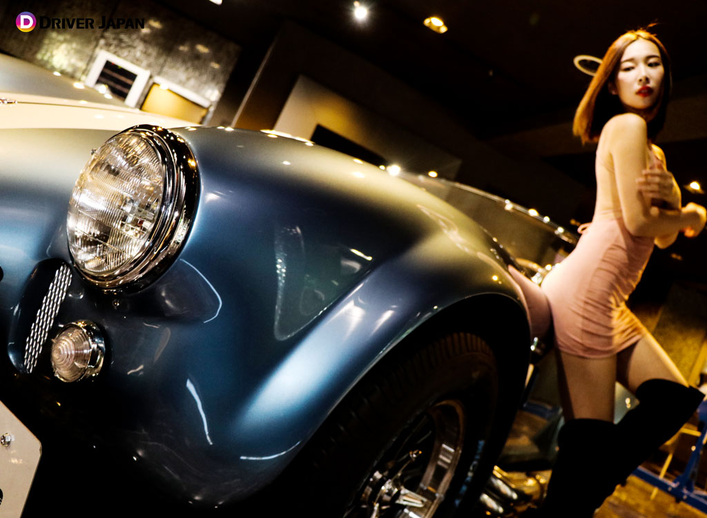 BUZZ GALLERY TOKYOの展示車両コブラとドライバージャパンガールズAZUSAのコラボ撮影