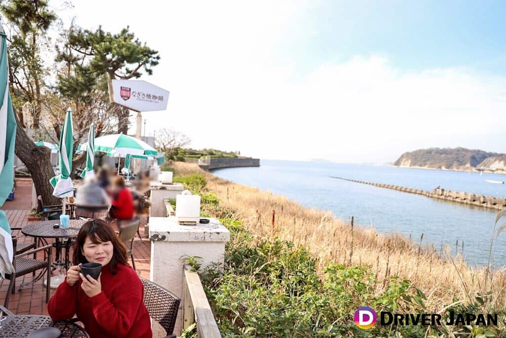 なぎさ橋珈琲 海辺のテラス席 珈琲を飲むあっこ