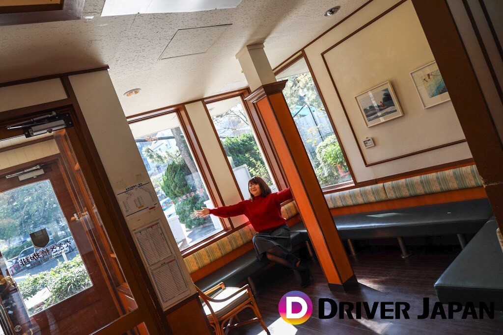 なぎさ橋珈琲　待合室で手を広げるあっこ