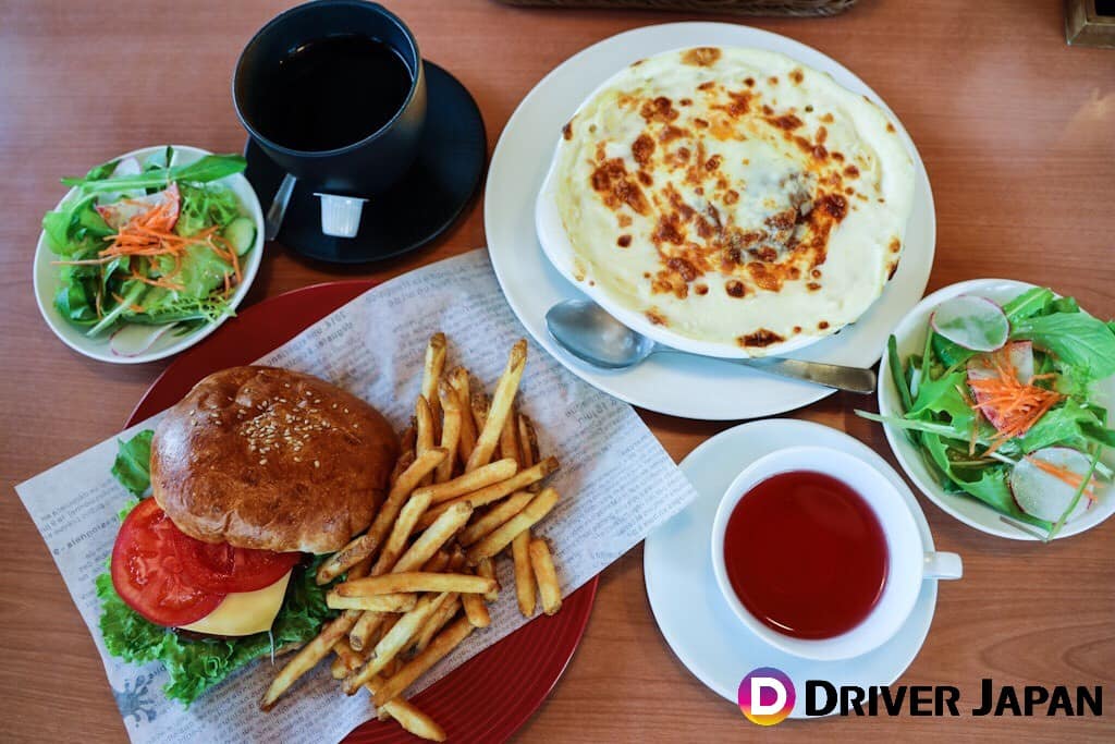 なぎさ橋珈琲 なぎさバーガーとスパゲッティーミートグラタンの写真