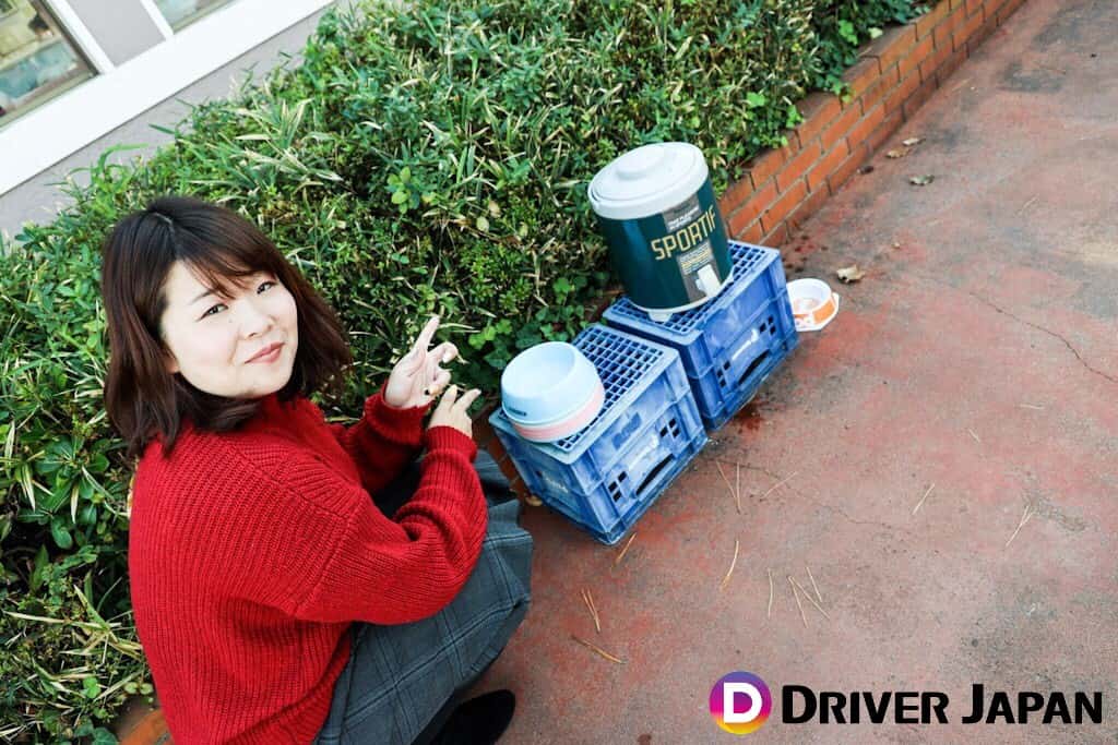 なぎさ橋珈琲 テラス席にある犬用のお水スペースを指さすあっこなぎさ橋珈琲 テラス席にある犬用のお水スペースを指さすあっこ