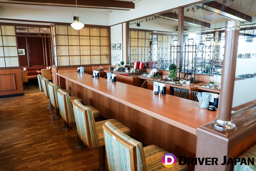 なぎさ橋珈琲　店内の様子　奥にあるカウンター席