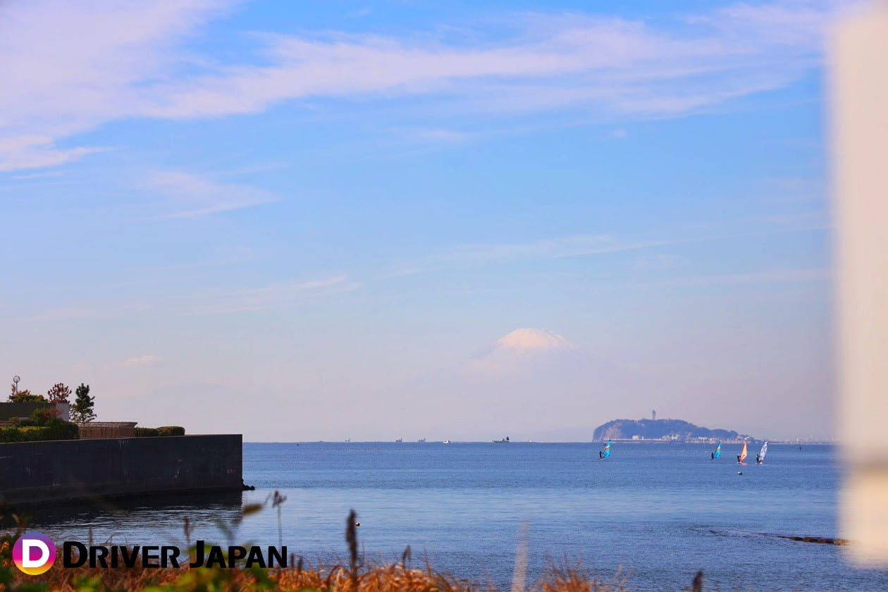 なぎさ橋珈琲のテラス席から見える富士山と江の島
