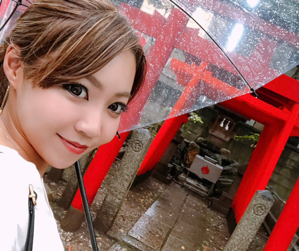 神社に立ち寄るSHIHORI