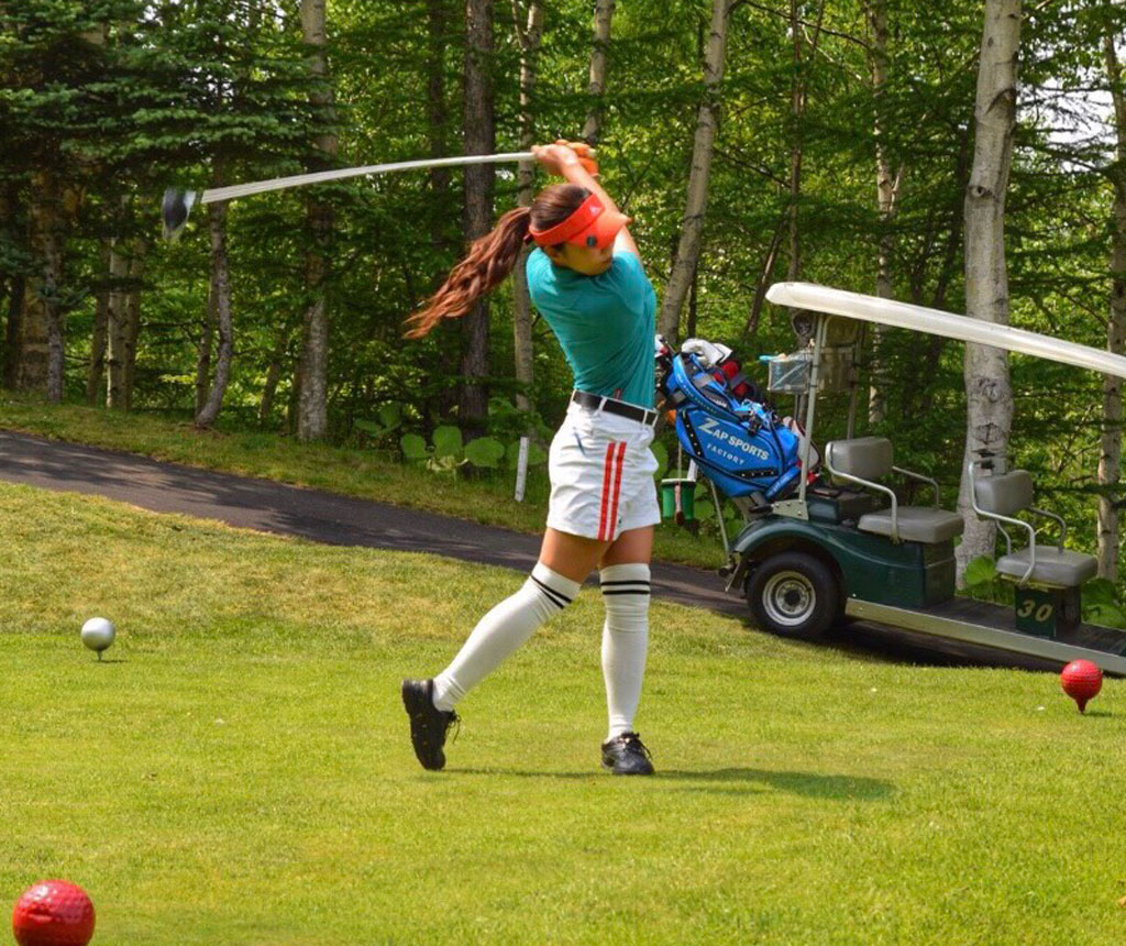 ゴルフでスウィングの瞬間のSHIIHORIちゃん