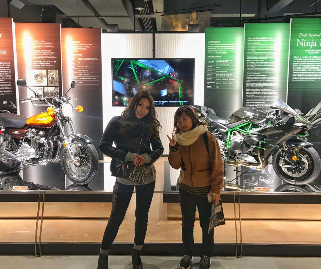 車やバイクの展示会に遊びにいくSHIHORI