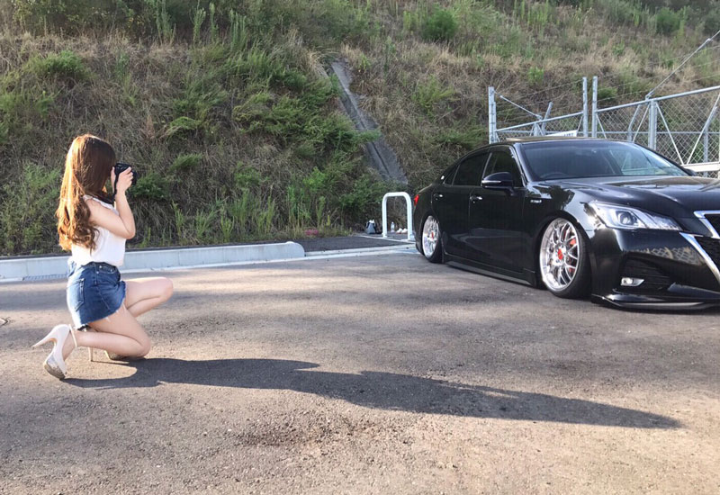 YURIYAちゃん提供の愛車のクラウンを撮影するYURIYAちゃん