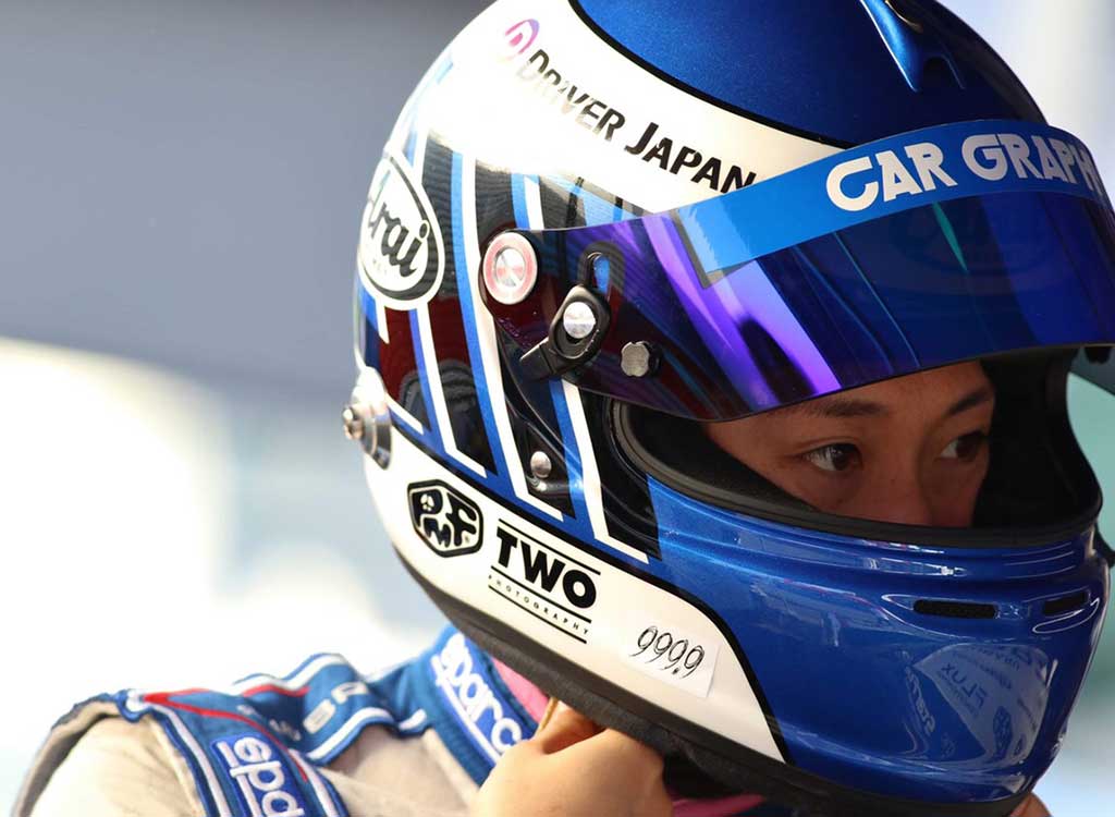 ヘルメットを被る池島実紅ちゃん