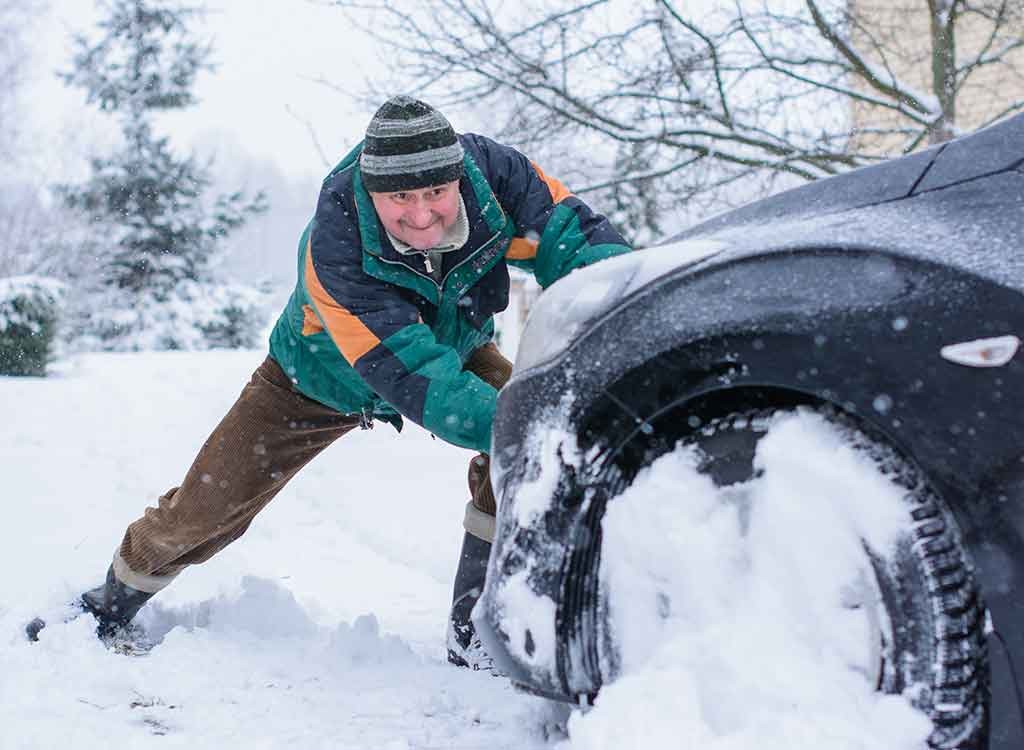 車のスタックを押して脱出する男性