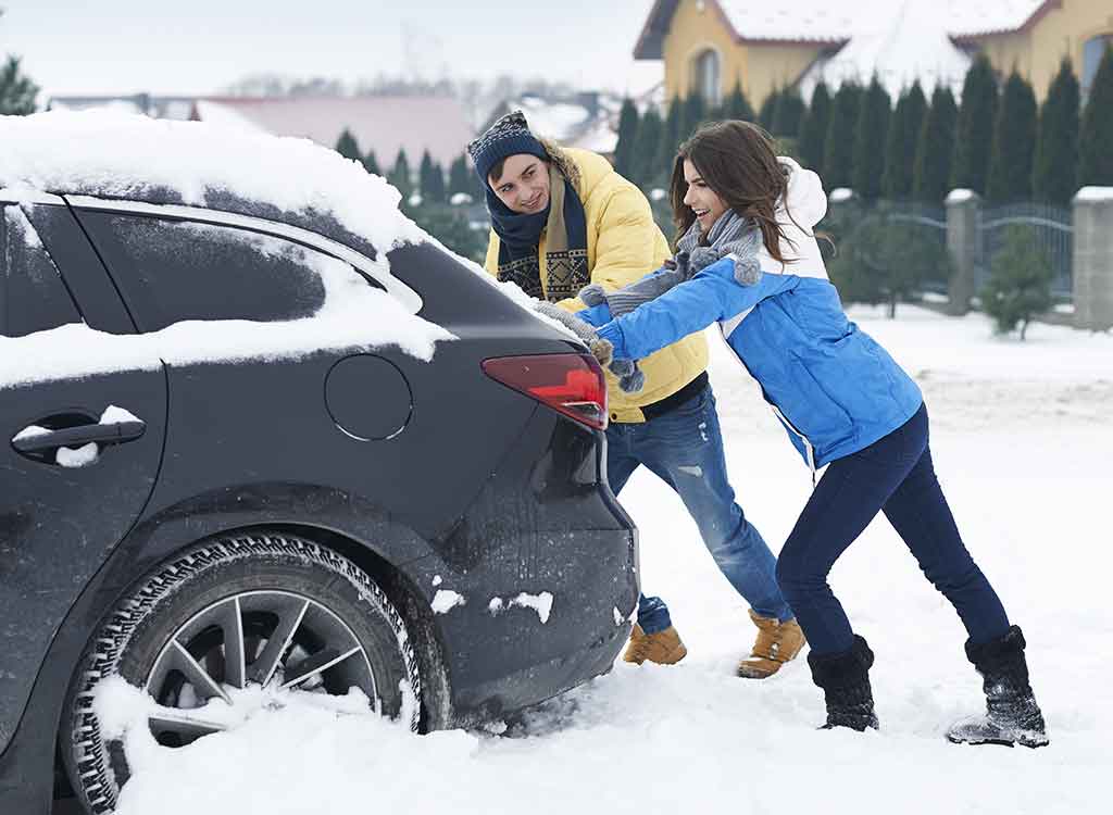 車のスタックを押して脱出するカップル