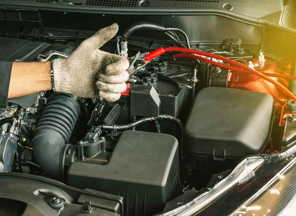 車のバッテリーを充電してガッツポーズ