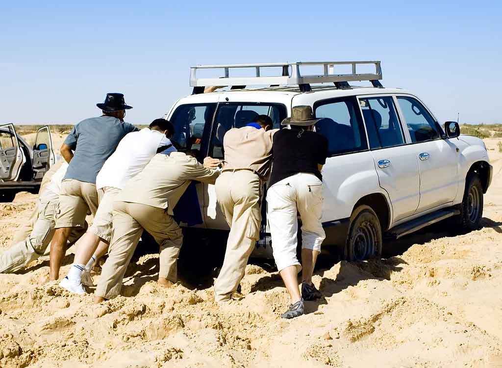 みんなで協力して泥のスタックを脱出する様子