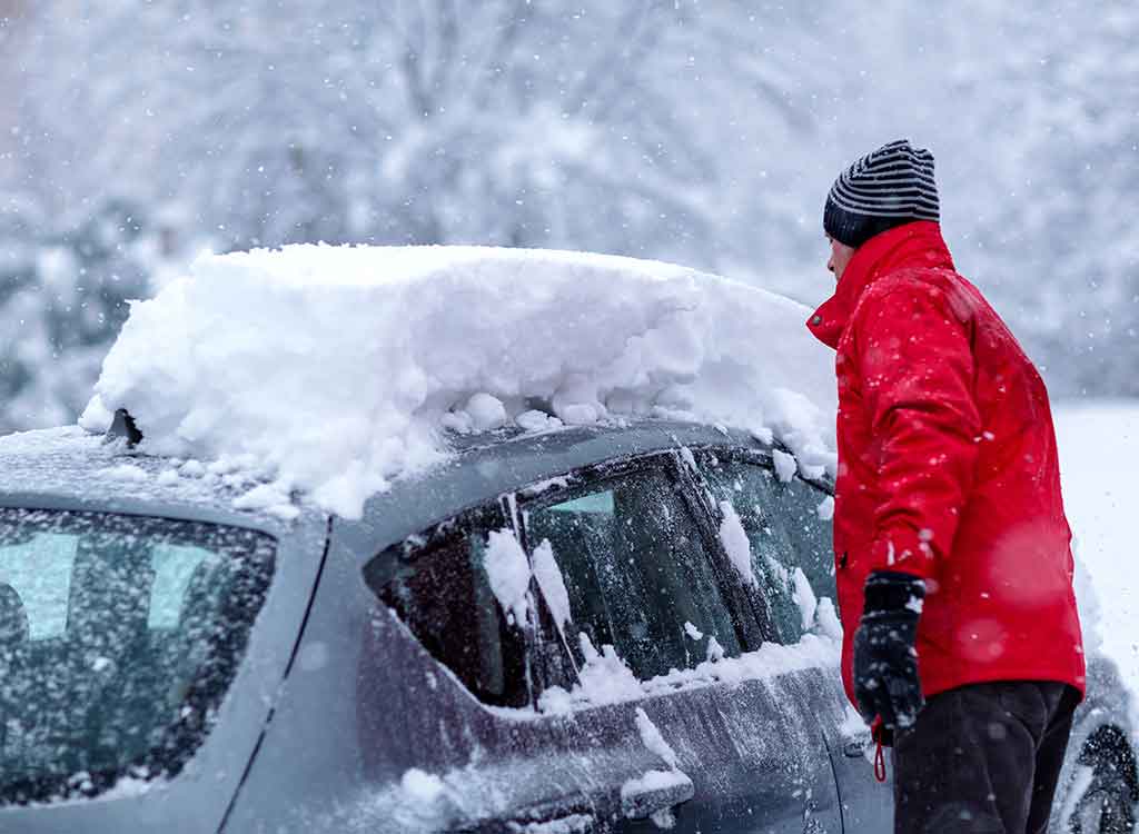 車に積もった大量の雪