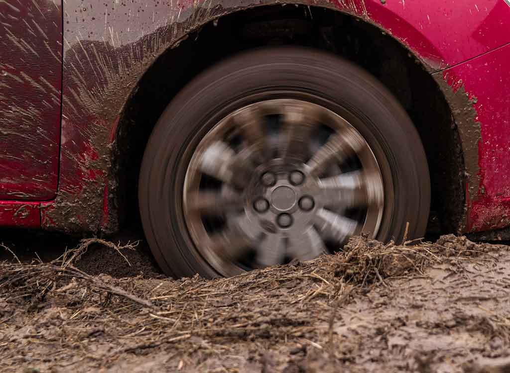 泥でスタックした赤い車