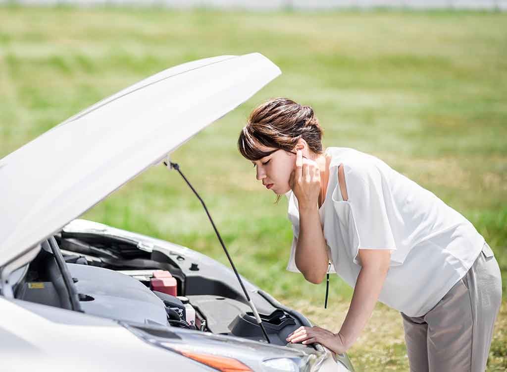 車のバッテリーが上がった女性