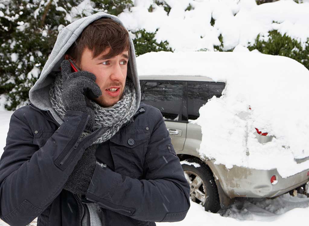 ロードサービスに電話する男性
