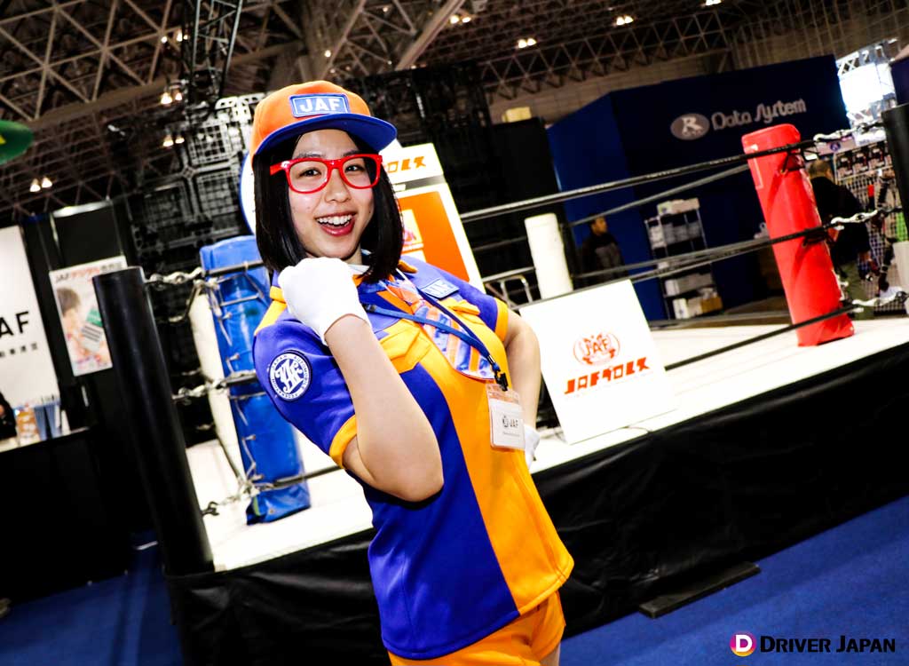 【日本自動車連盟（JAF）ブースのコンパニオンさん