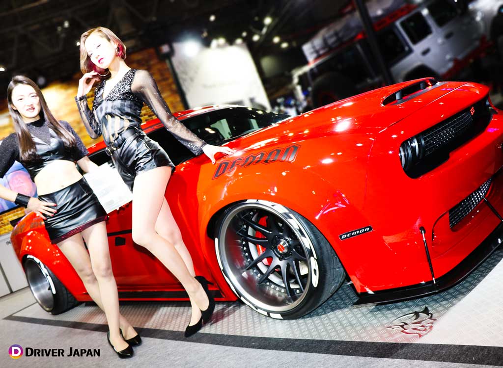 NITTOブースのカスタムされたダッジとコンパニオンのお二人