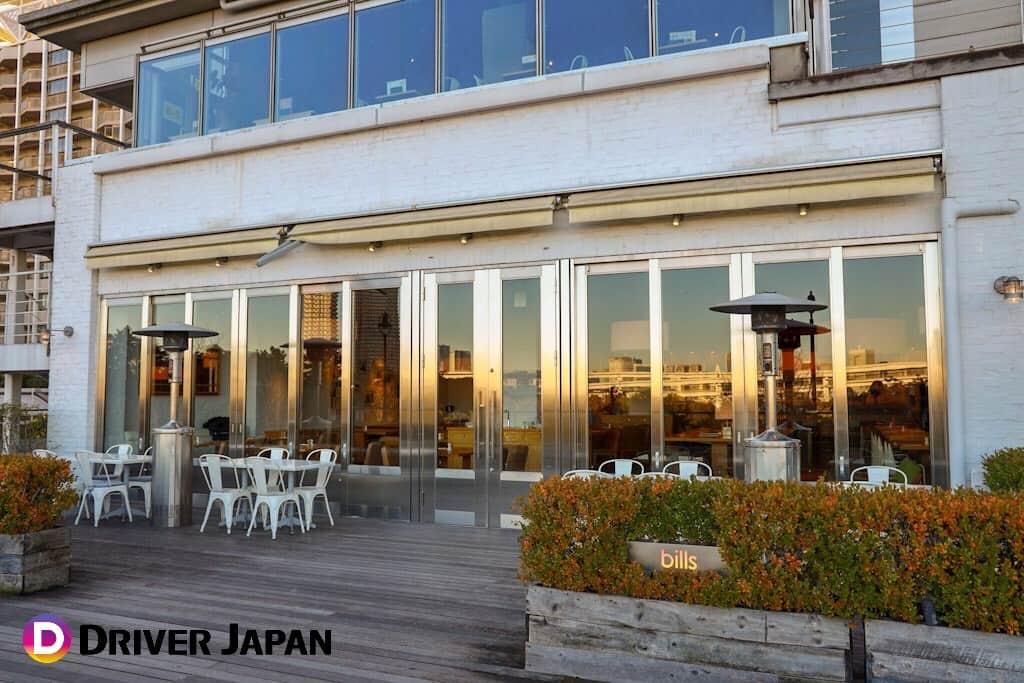 billsの外観　テラス席から見える店内