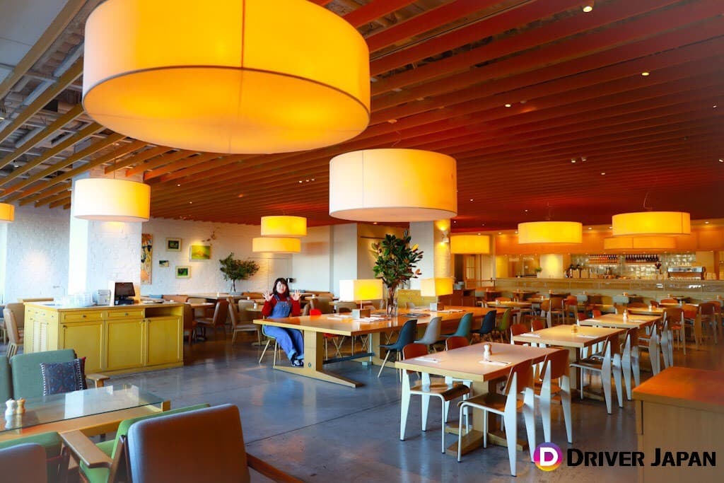 billsの内装　メインのテーブル席に座るあっこ