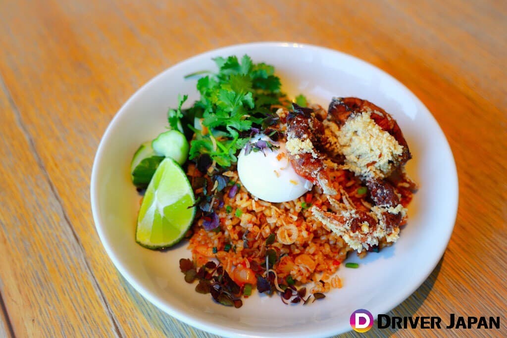 billsのおすすめモーニング　ソフトシェルクラブ・チョリソー・キムチのフライドライス/ポーチドエッグ