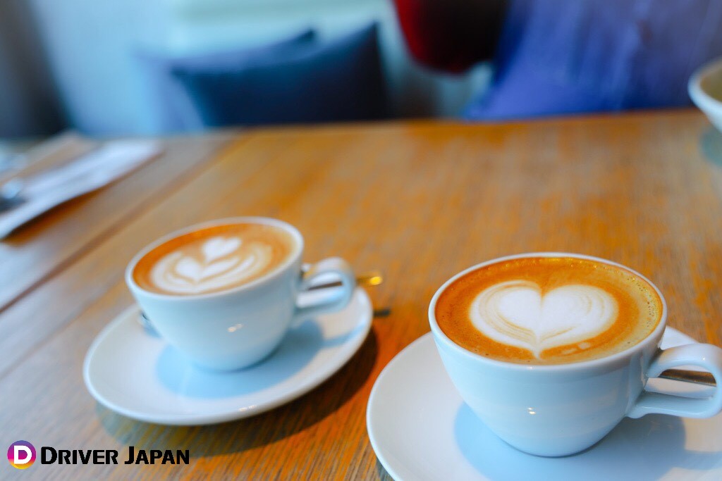 billsのおすすめドリンク　フラットホワイトのラテアート