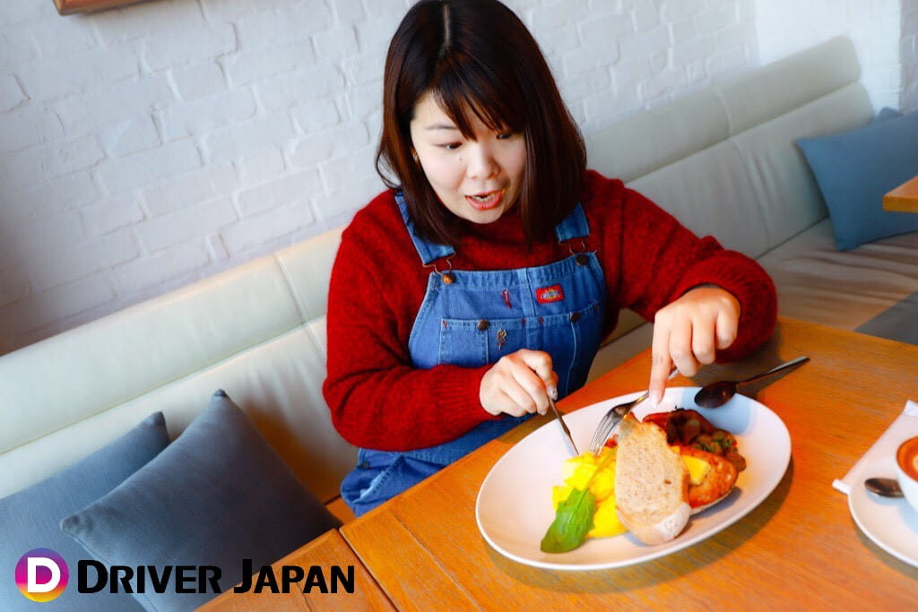 billsのおすすめモーニング　フルオージーブレックファストを切るあっこ