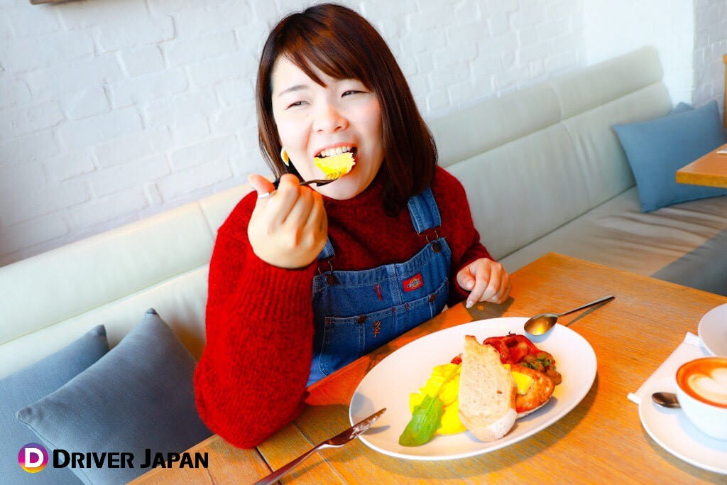 billsのおすすめモーニング　フルオージーブレックファストを食べるあっこ