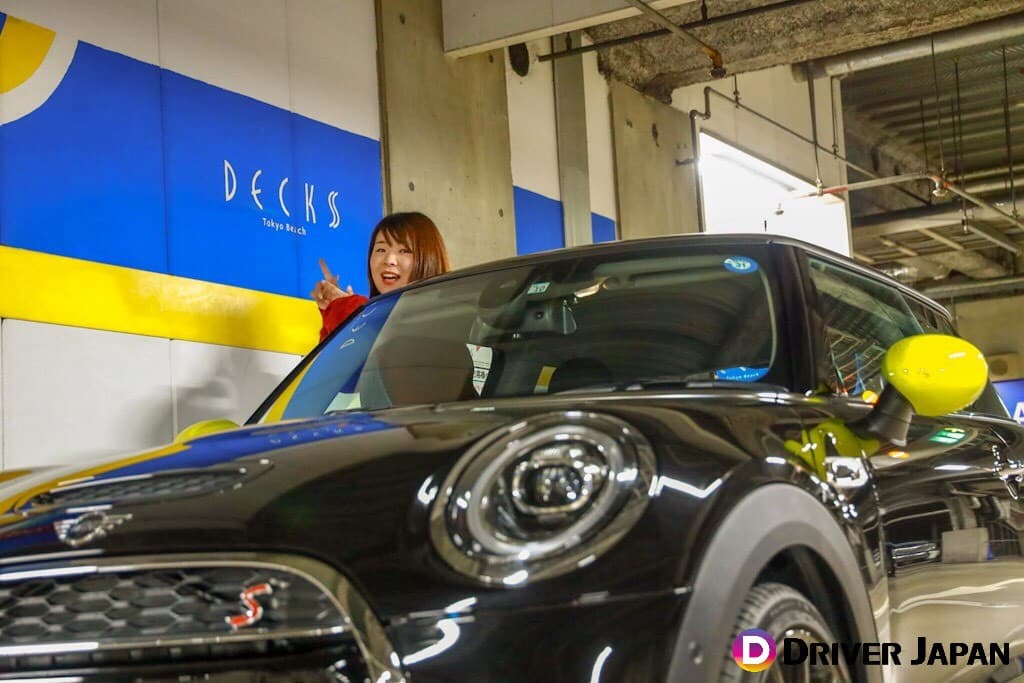billsの駐車場　デックス東京ビーチの駐車場に停まるMINI