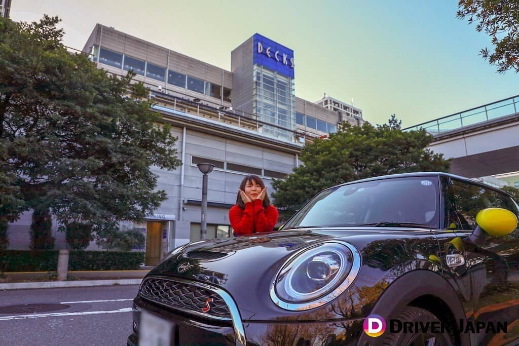 billsのあるデックス東京ビーチの前に停まるMINIとあっこ