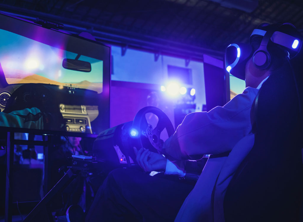 レースシミュレーター中の男性