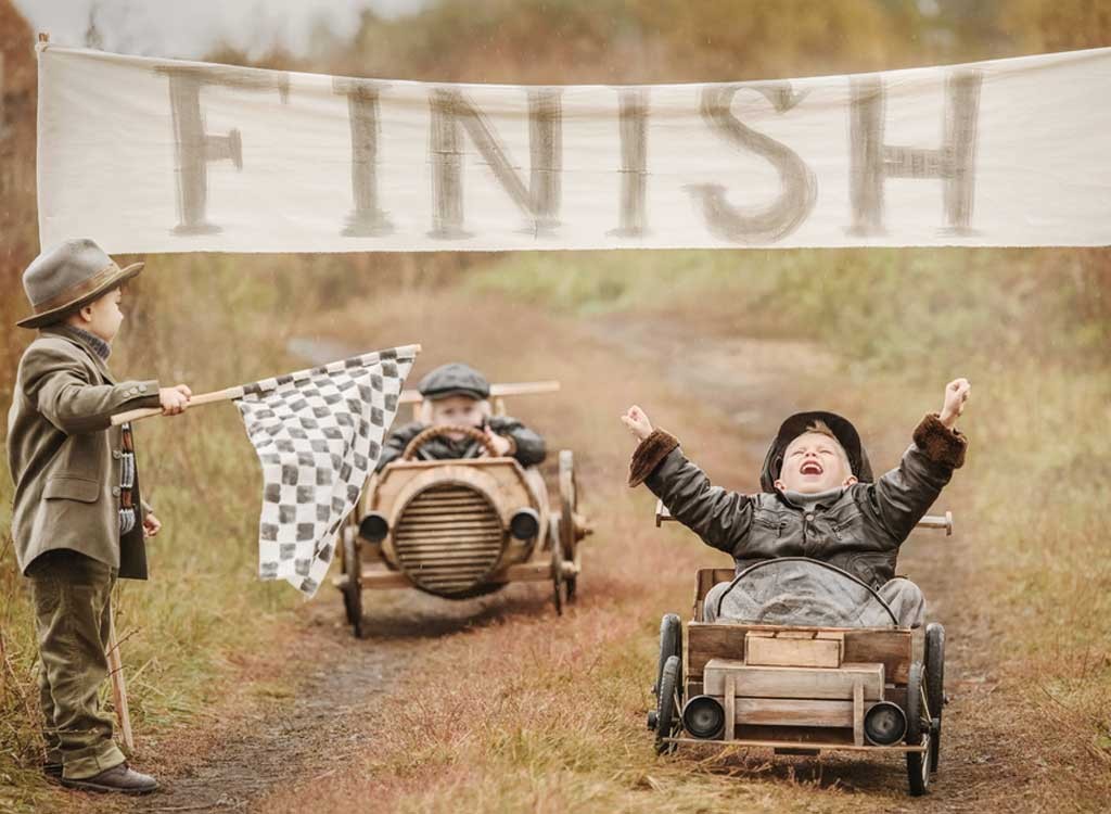 「カーレースのゴールの瞬間」イメージ画像