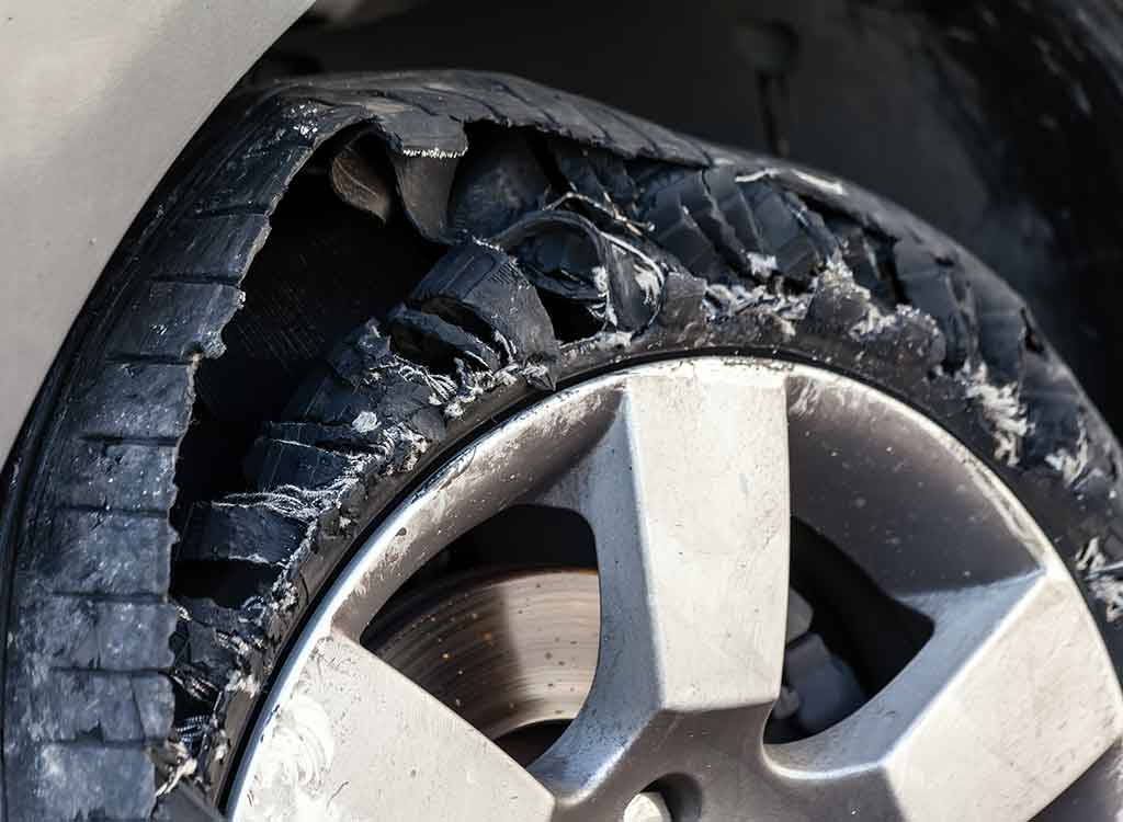 亀裂の入ったタイヤのアップ