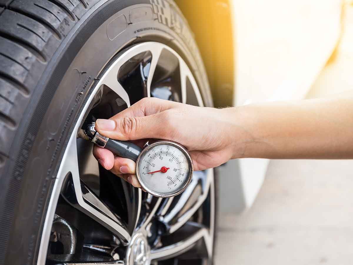 タイヤの空気圧をチェック