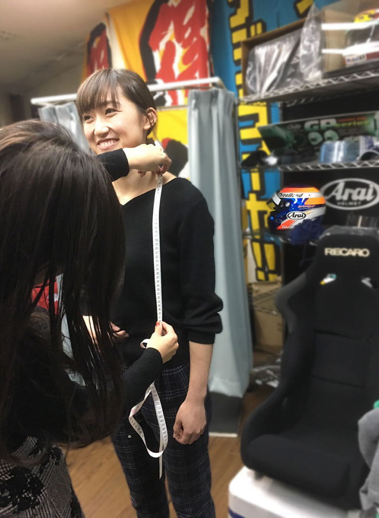 レーシングスーツ用に採寸中の池島実紅ちゃん