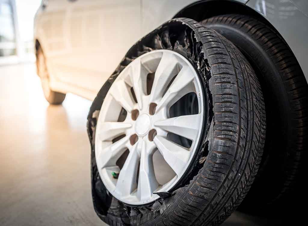 亀裂の入ったタイヤ