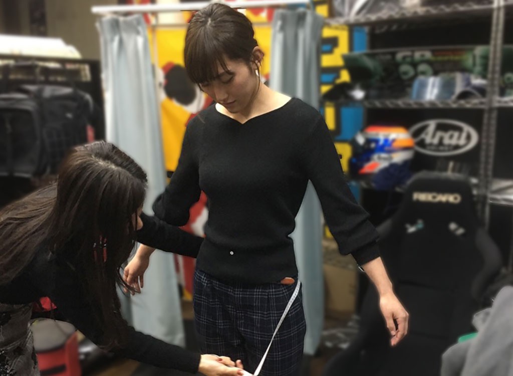 レーシングスーツを採寸中の池島実紅ちゃん