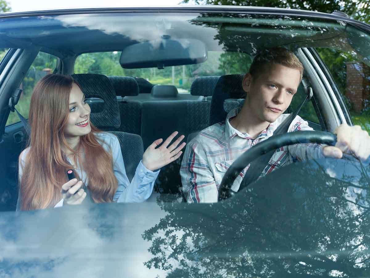 助手席に座ってドライバーをサポートする女性