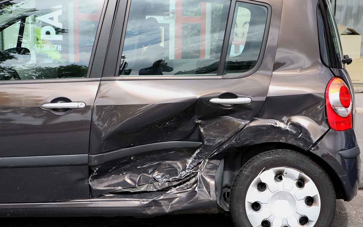 ドアの凹んだ車両