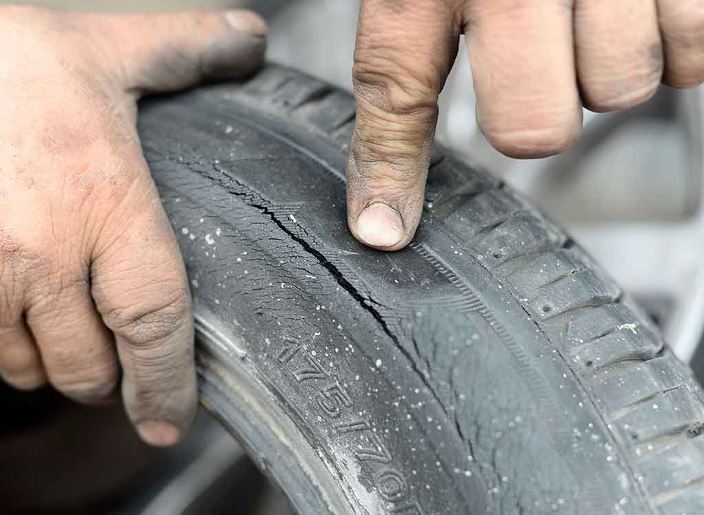 タイヤのひび割れを指さしチェック